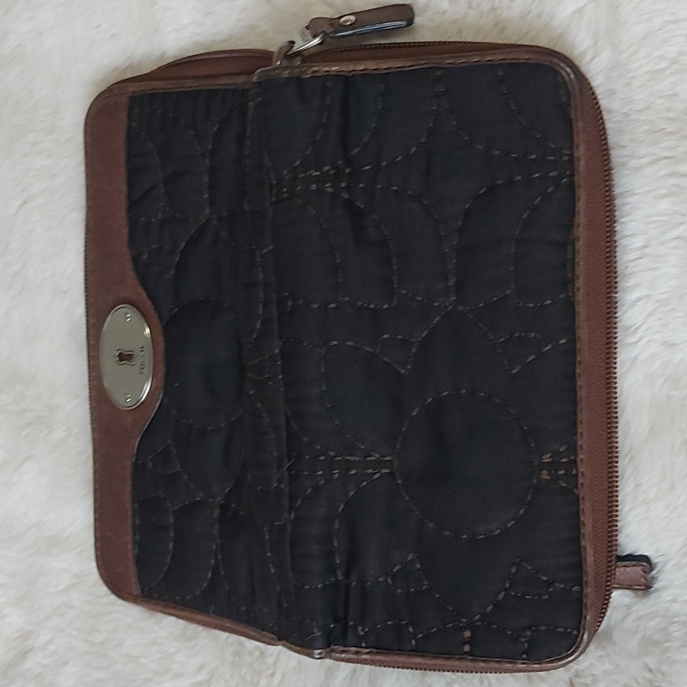 Fossil Key-per cloth wallet, slots for 16 cards. See light stain in picture 3